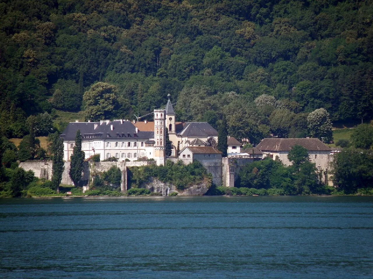 Quel est ce bâtiment qui surplombe le lac du Bourget en Savoie ?