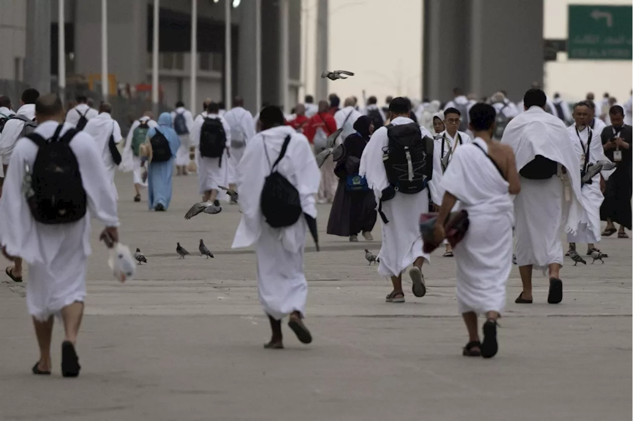 حجاج بيت الله الحرام يتوافدون إلى مشعر منى لقضاء يوم التروية