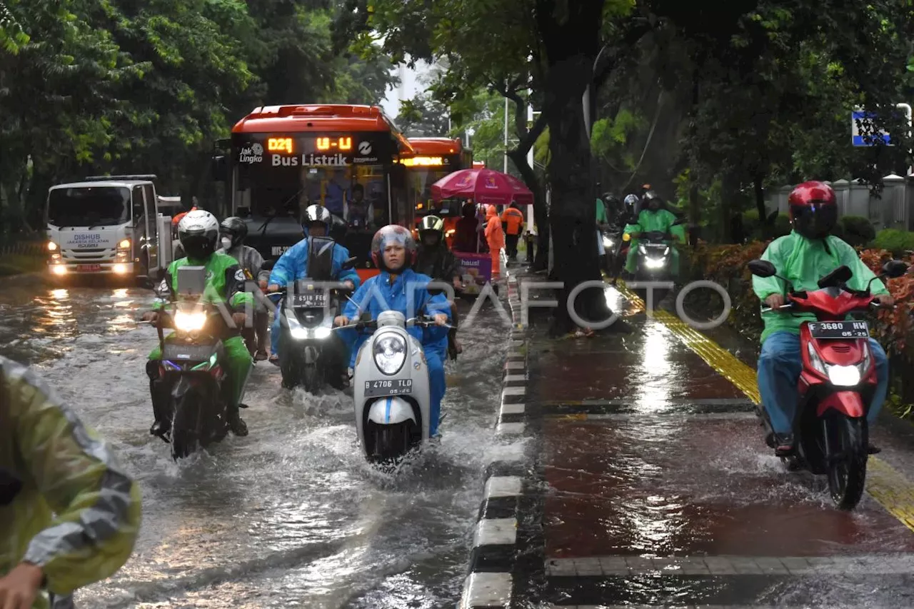 Sabtu, BMKG prakirakan mayoritas kota besar hujan ringan hingga lebat