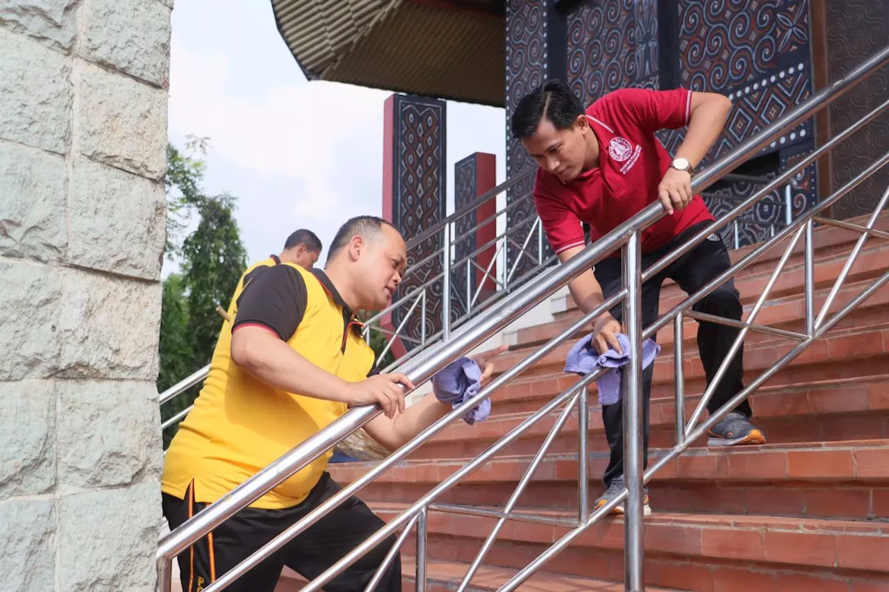 Sambut HUT Bhayangkara, Kepolisian bersihkan di gereja di Jakut