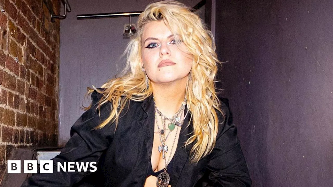 Stevie Nicks: Waitress Catty uses Instagram to bag support gig