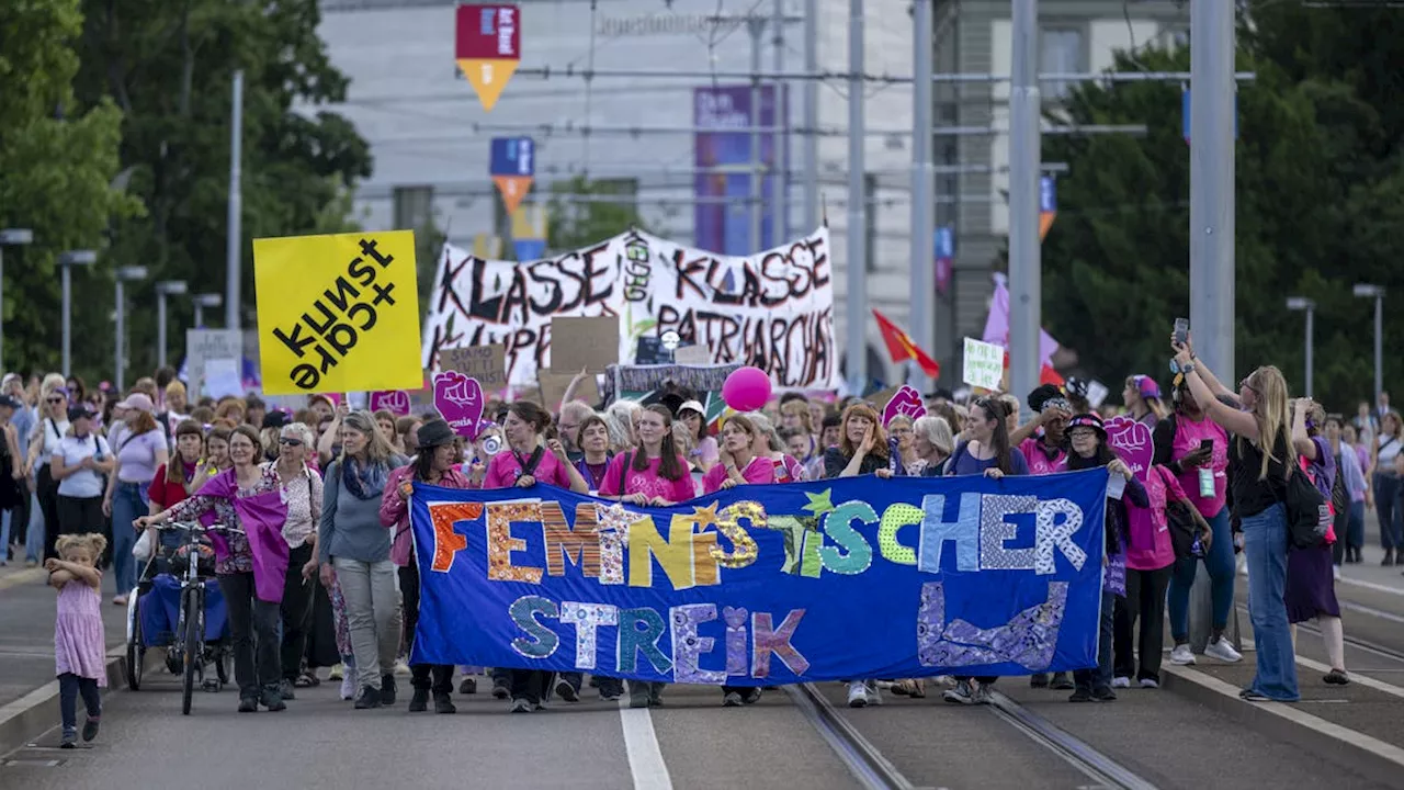 Mehrere tausend Menschen demonstrieren in Basel gegen Femizide und für gerechte Bezahlung der Care-Arbeit