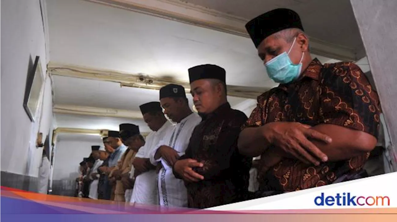 Jemaah Tarekat Naqsabandiyah di Padang Salat Idul Adha 15 Juni