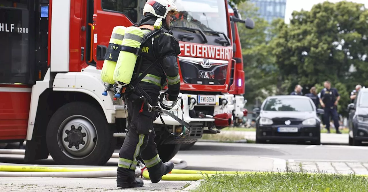 Keller von Gemeindebau in Wien brennt: Feuerwehr im Großeinsatz