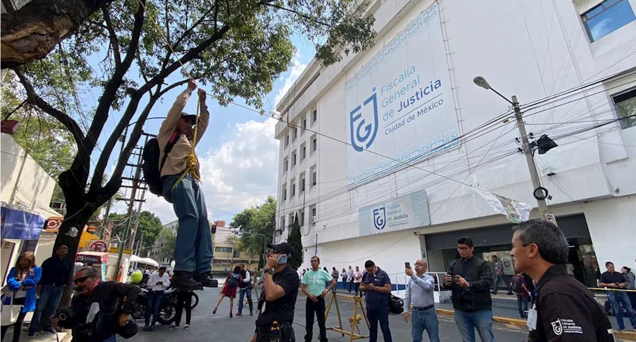 'Estoy embrujado' asegura hombre que se colgó enfrente de la Fiscalía Capitalina para pedir ayuda