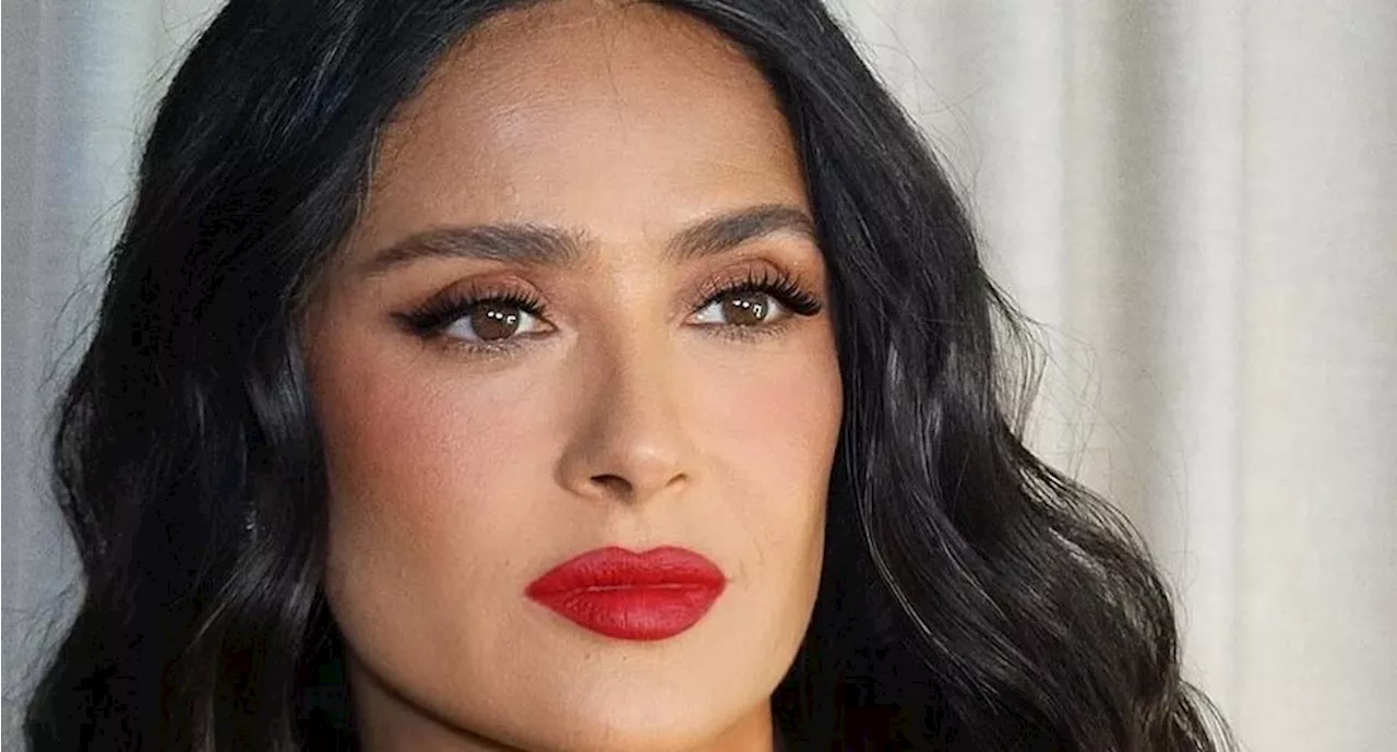 Salma Hayek deslumbra con blusa en vibrante tono rosa