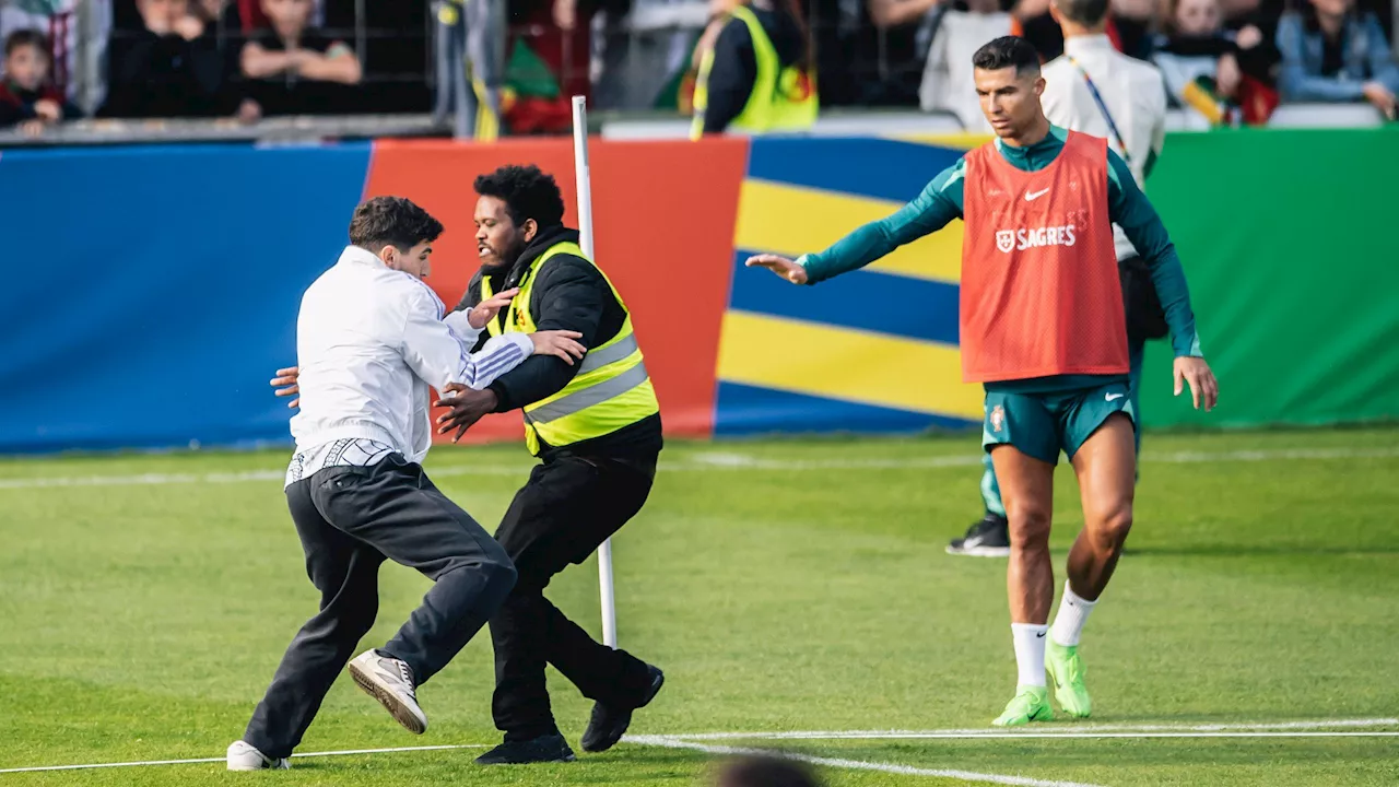  Cristiano Ronaldo und Portugal vor tausenden Fans in Gütersloh: 13 Flitzer stören Training