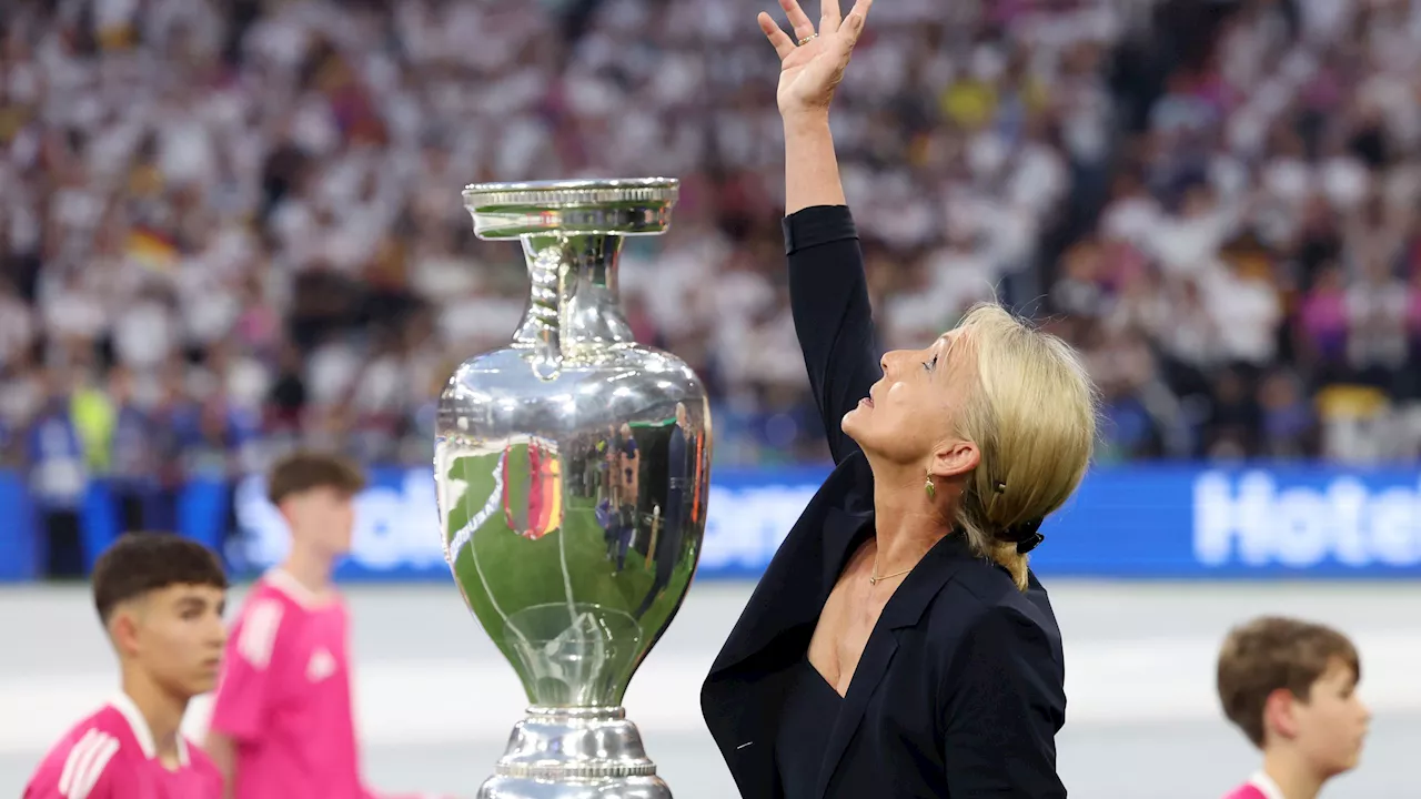 Euro 2024 inizia nel ricordo di Franz Beckenbauer: la vedova Heidi porta in campo il trofeo prima di Germania-Scozia