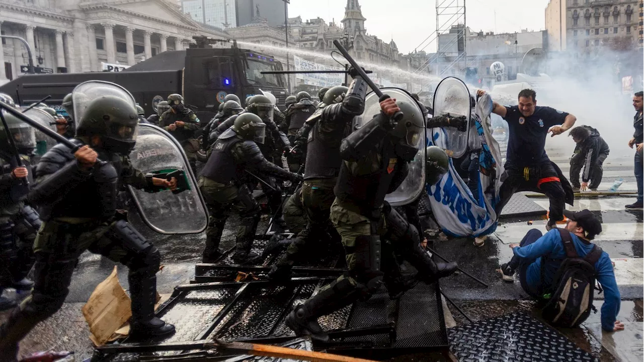 Argentine : une centaine de blessés et plusieurs dizaines d'arrestations dans des manifestations à Buenos-Aire