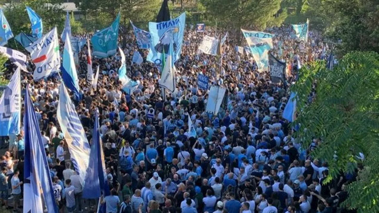 Lazio, contestazione dei tifosi contro Lotito: migliaia in corteo a Roma