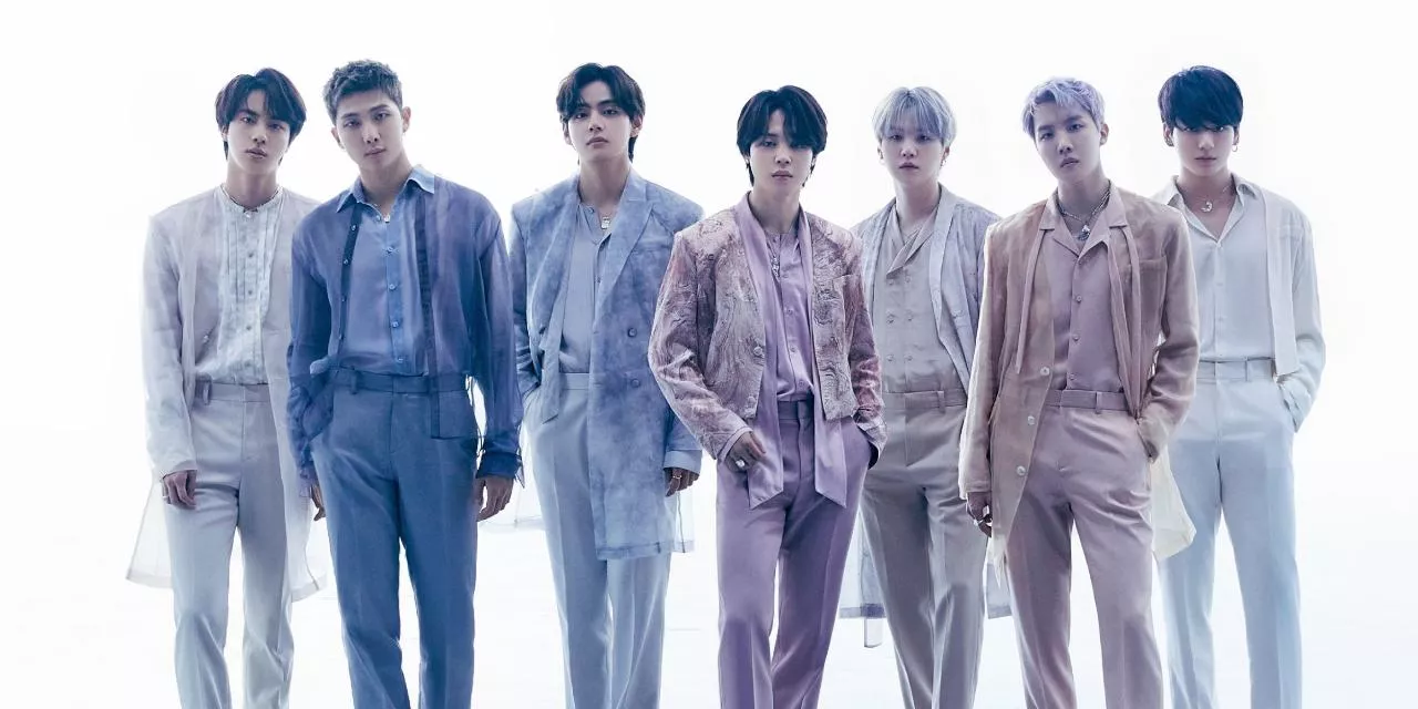 What is Weverse, the fan app that BTS uses, and why is Ariana Grande joining it?