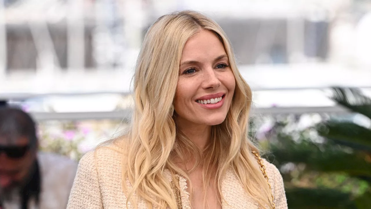 Sienna Miller, 42 ans, divine en combishort mini : elle dévoile ses gambettes de rêve