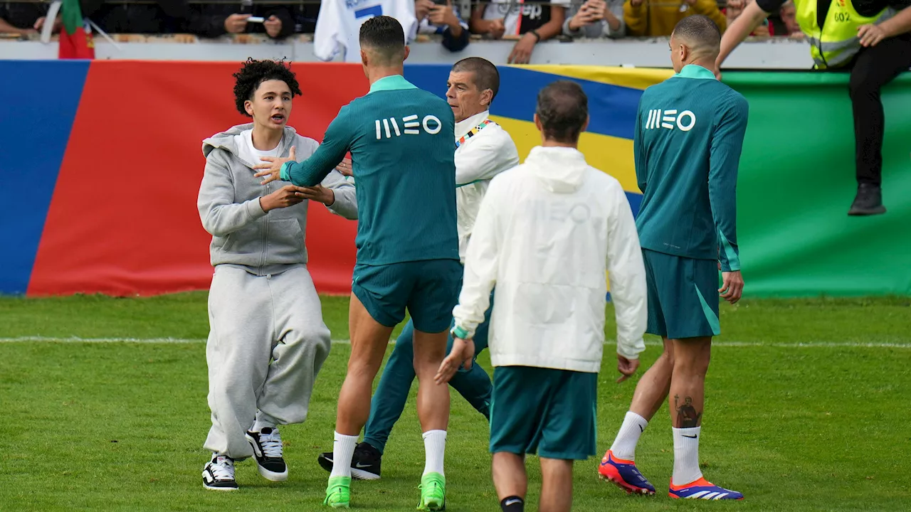 Verrückte Flitzer-Invasion bei Ronaldo-Training