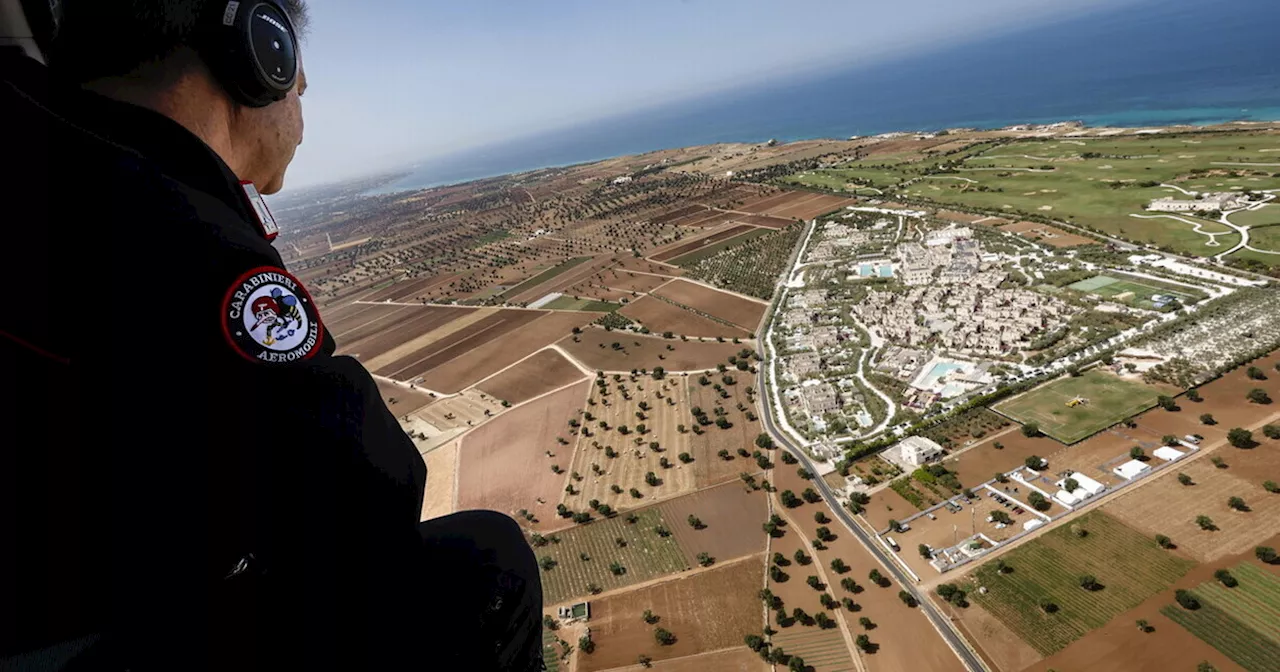 Osservare il manto stradale per capire che Borgo Egnazia non è la Puglia