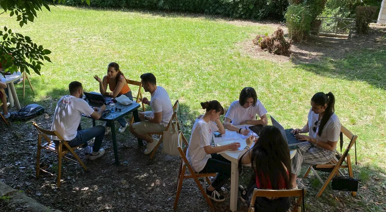 Ceccano, flash mob alla villa comunale con tavoli e sedie: «Basta poco per lo studio all’aperto»