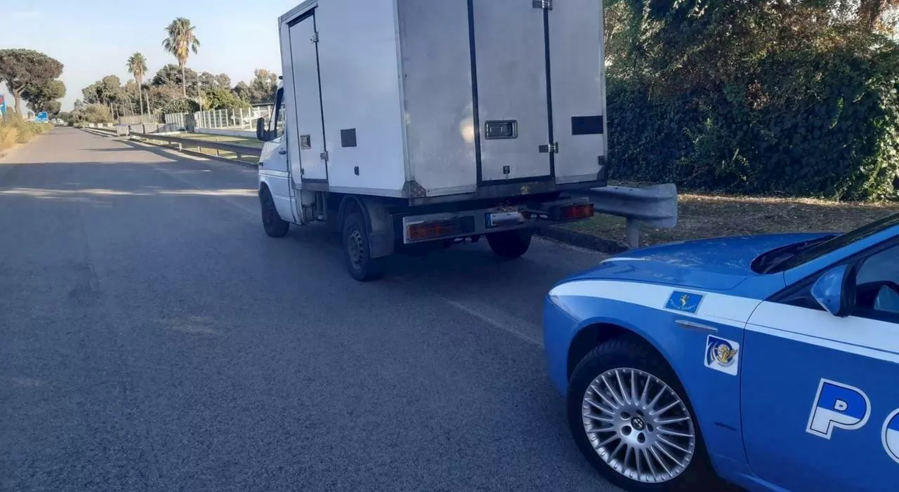 Dentro il frigo spento del camion 130 kg di mozzarelle: maxi sequestro sulla Pontina