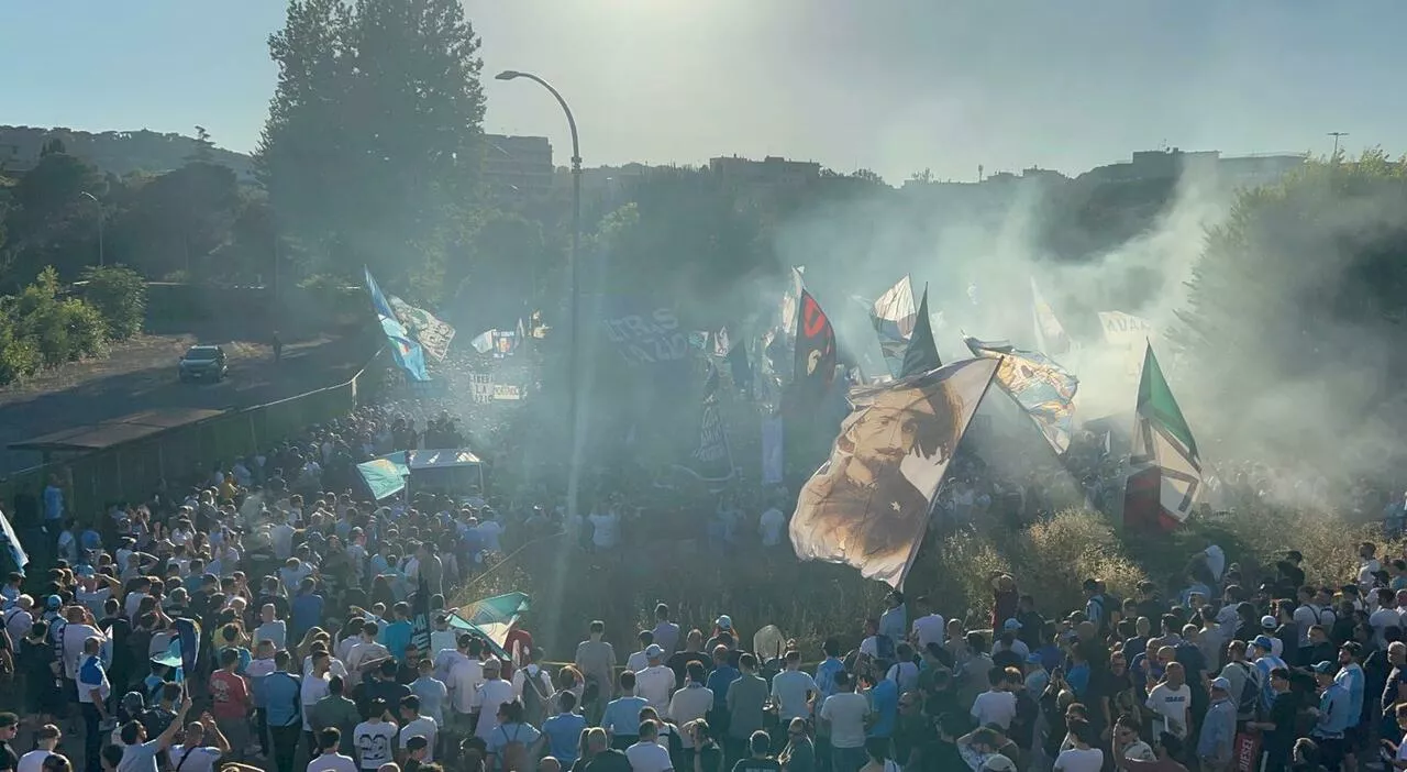 Lazio, i tifosi manifestano contro Lotito: cori e striscioni in corteo dal Flaminio a Ponte Milvio