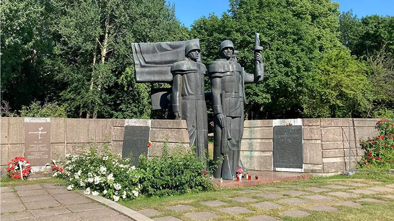 В Госдуме оценили разрешение переносить захоронения советских воинов в Литве