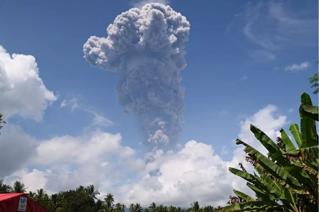 Gunung Ibu Kembali Erupsi, Semburan Abu Vulkanik Capai 2.500 Meter