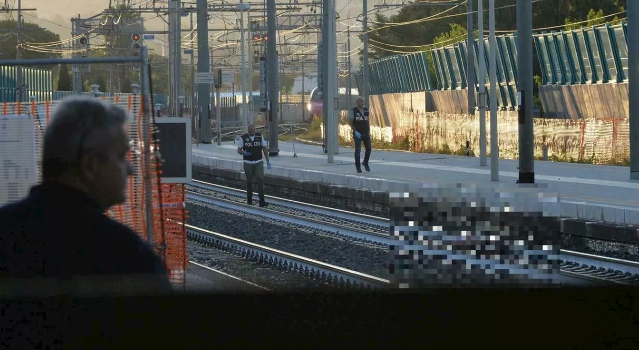 Mamma e figlia travolte dal treno in stazione, ipotesi gesto estremo: «L'ha trascinata sui binari». La bambina