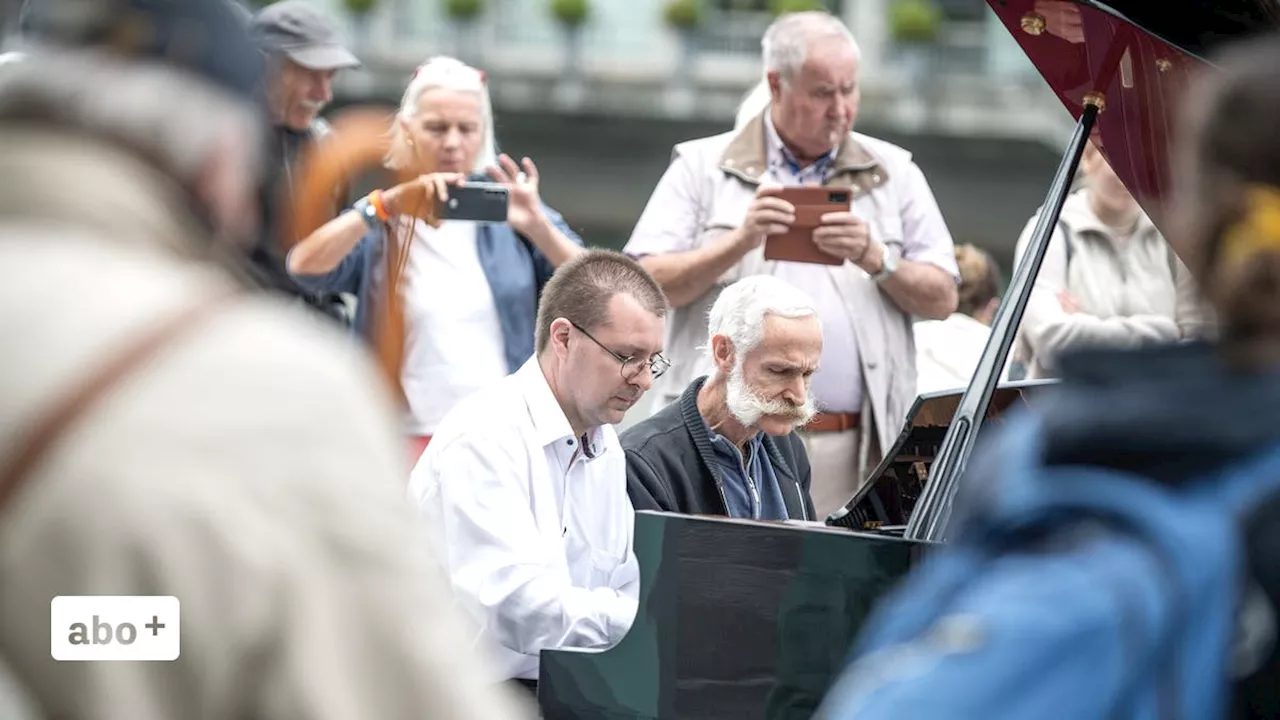 Flinke Finger und staunende Zaungäste vor der Jesuitenkirche