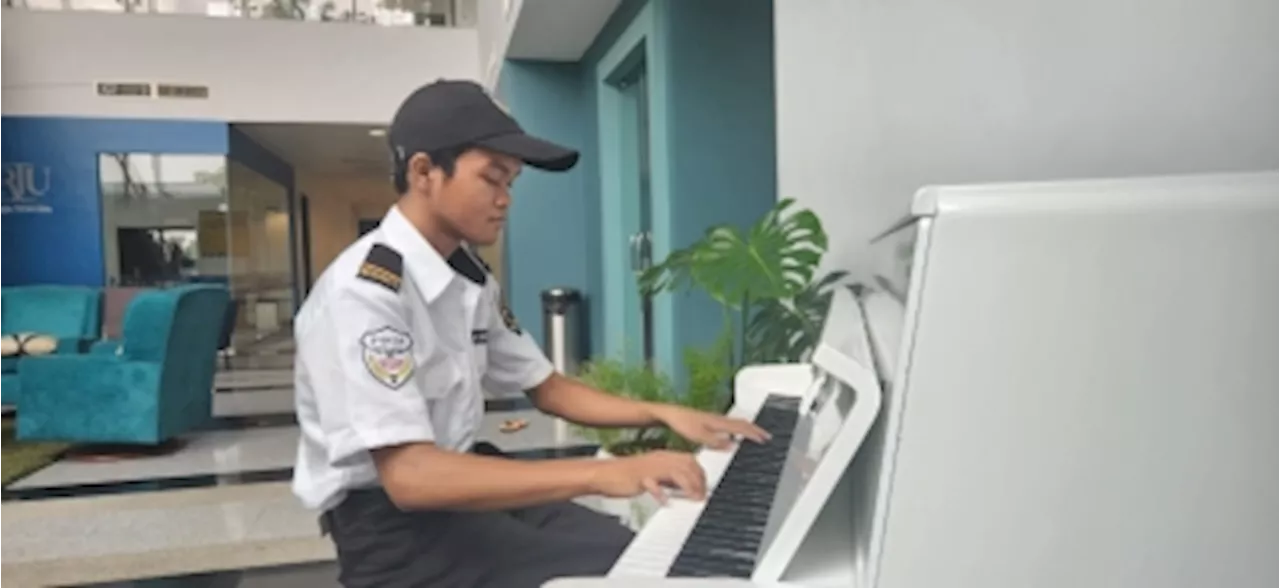 Viral piano-playing Shah Alam library security guard uses YouTube tutorials, public access piano to practise