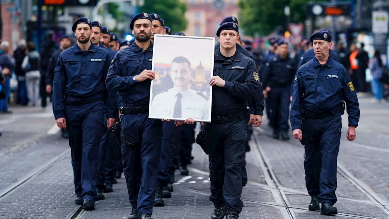 Mannheim: Trauerzug für getöteten Polizisten