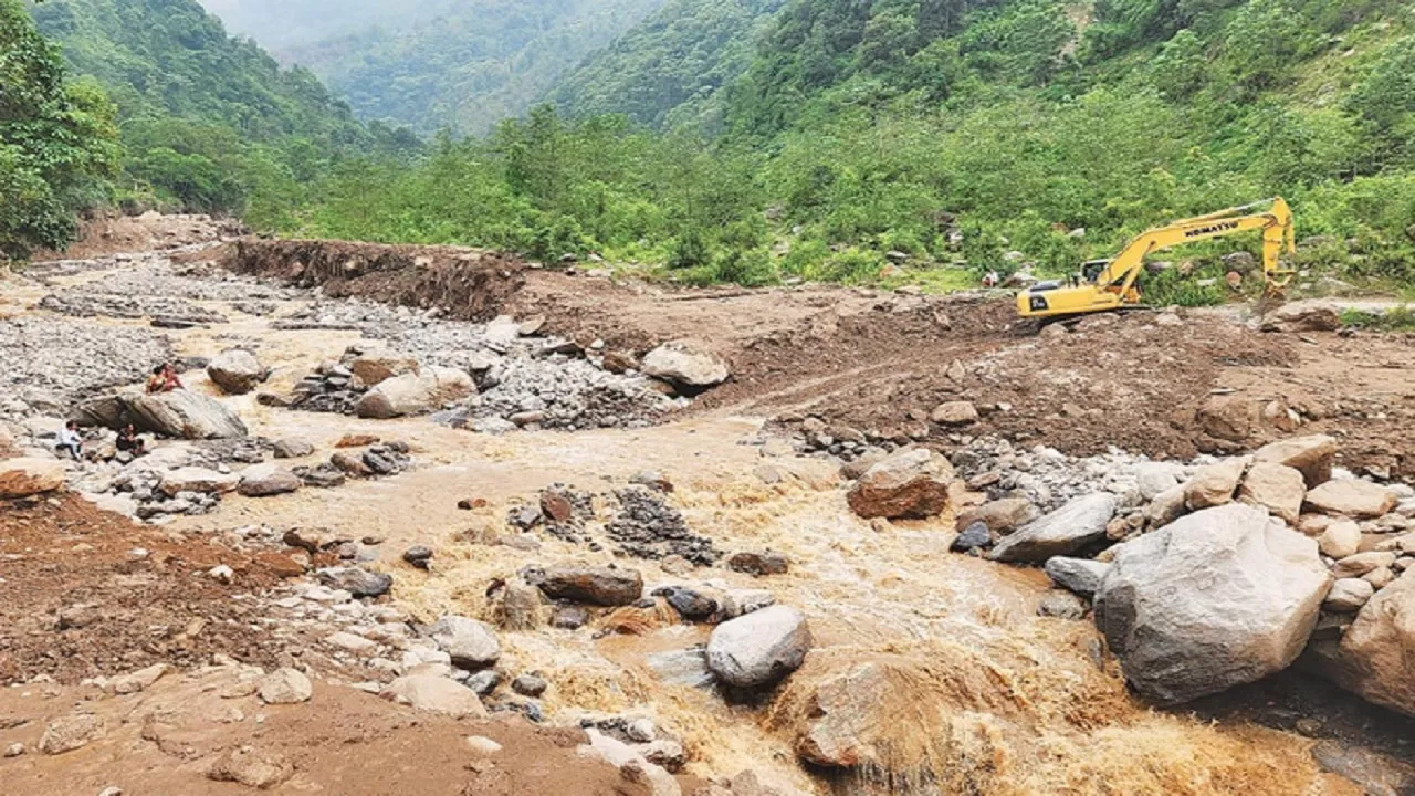 Nepal Landslide: नेपाल में भारी बारिश ने मचाई तबाही, भूस्खलन से एक ही परिवार के चार लोगों की मौत