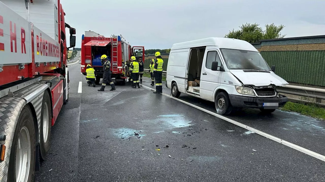 Nach Einschlag in Leitplanke auf A1 brach in Transporter Feuer aus