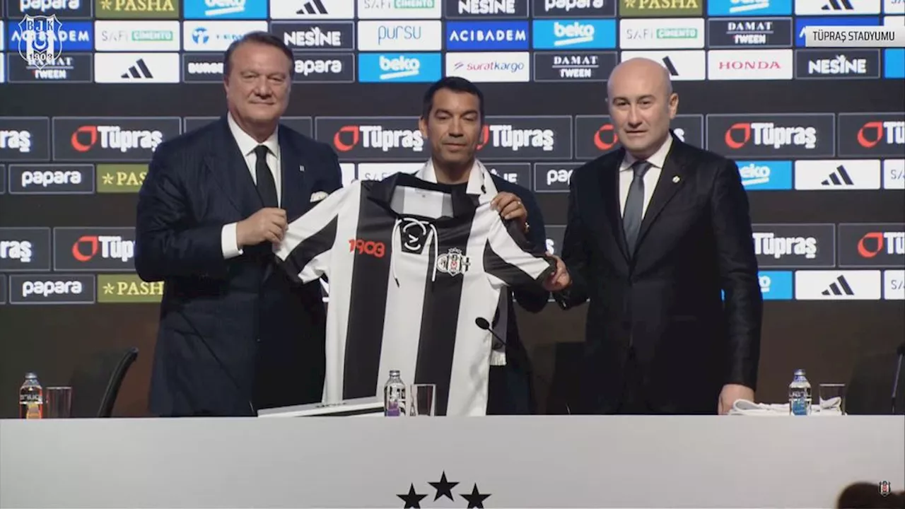 Van Bronckhorst gepresenteerd als trainer van Besiktas: 'Strijden om prijzen'