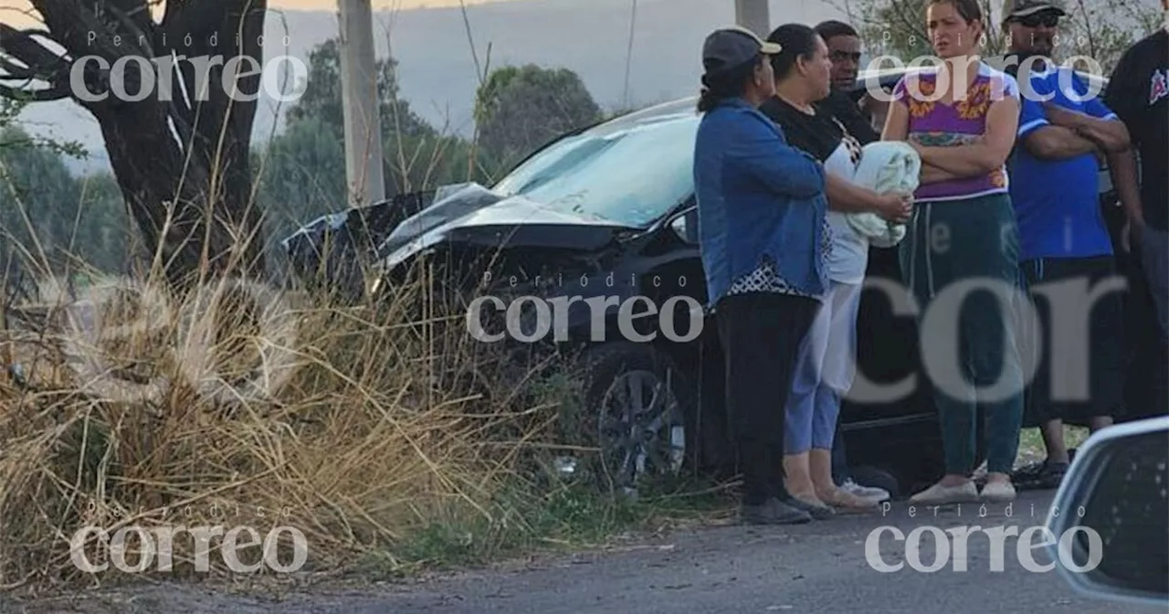 Choque contra un árbol deja un muerto y una mujer lesionada en El Talón, Pénjamo