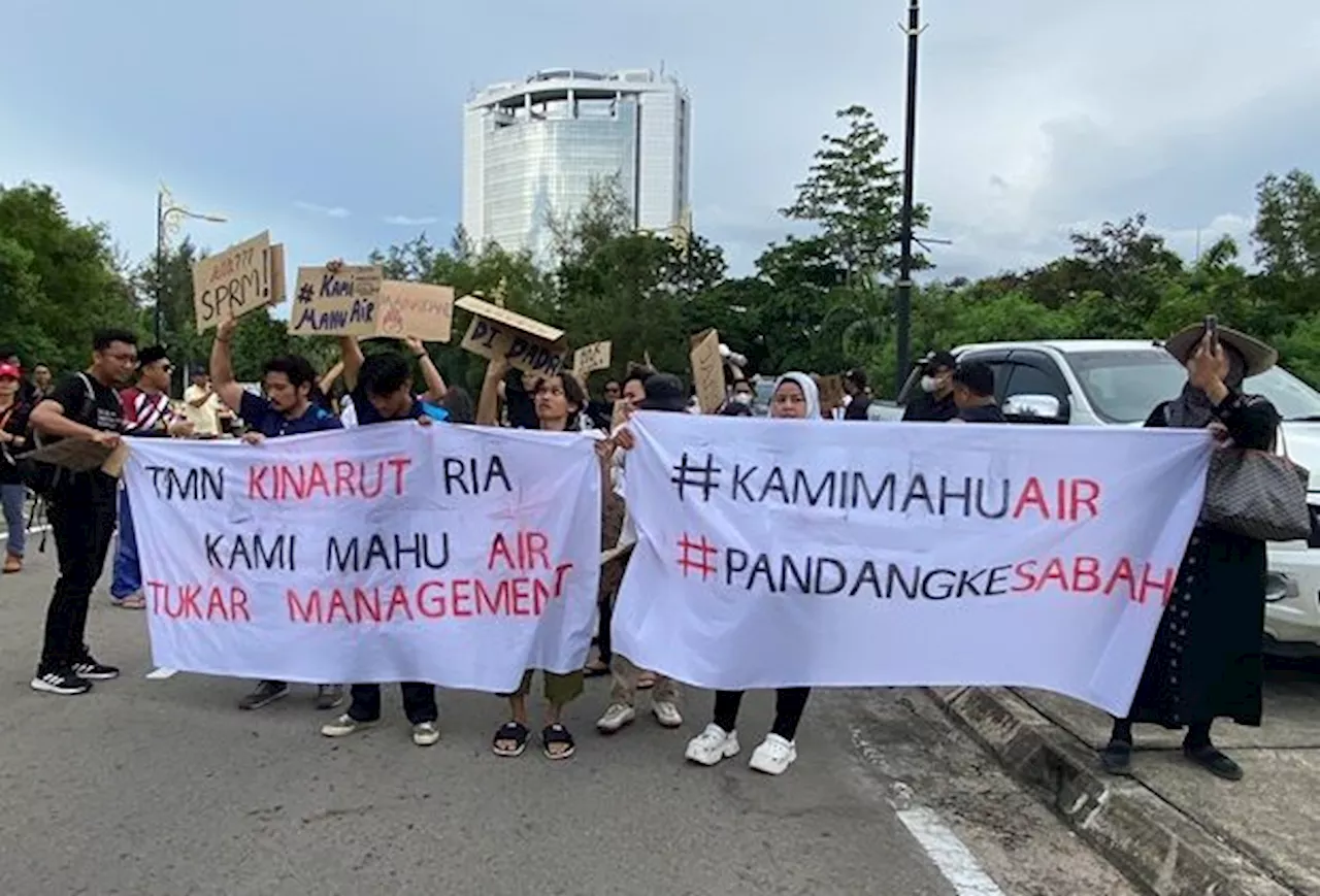 UMS students hold protest over Sabah’s water woes in front of Hajiji’s office