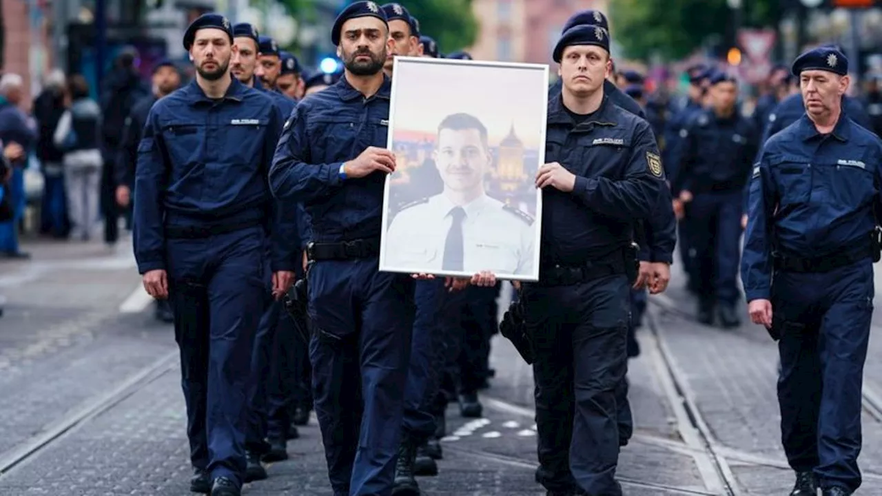 Nach Messerattacke: Mannheim: Trauerzug für getöteten Polizisten