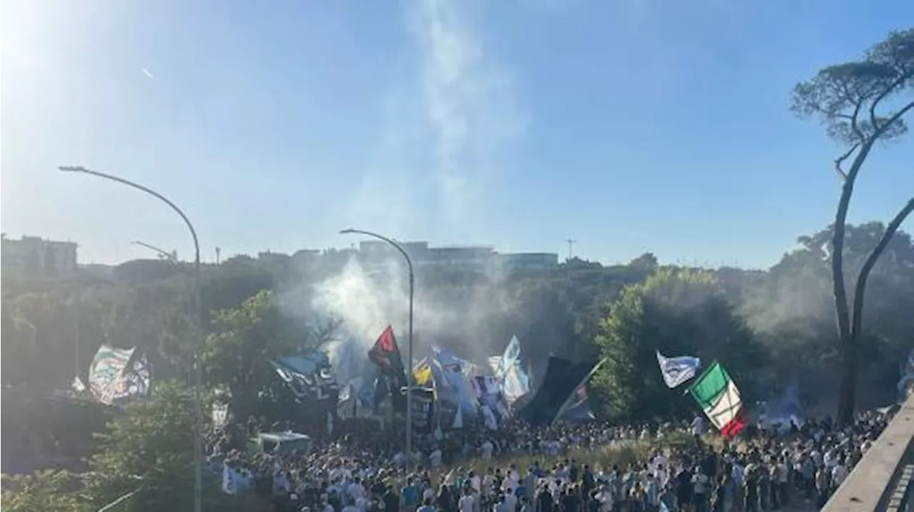 Lazio, esplode la protesta di migliaia di tifosi allo stadio Flaminio: cori contro la società