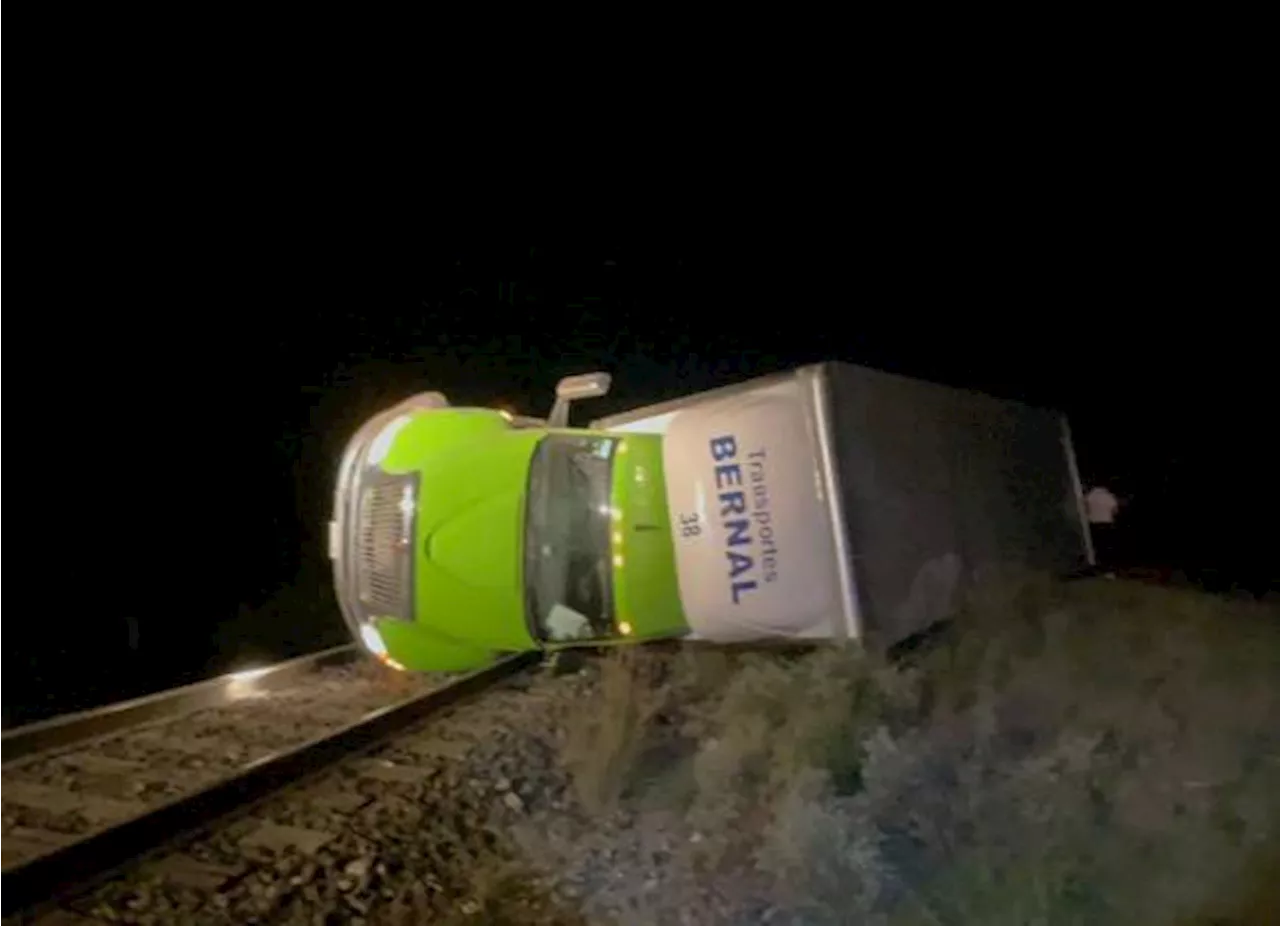 Termina tráiler en las vías del tren en Saltillo; conductor dormita y sale del camino