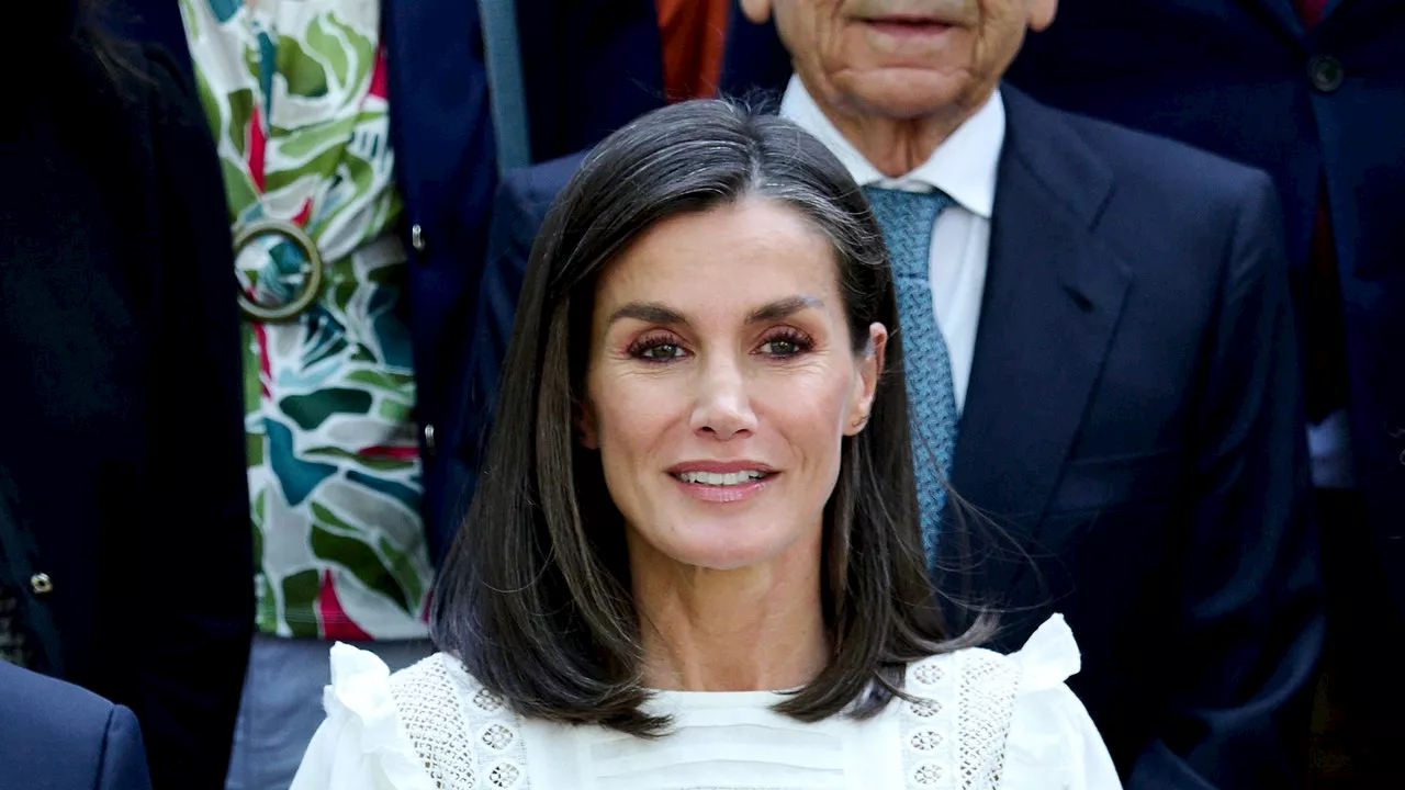 Letizia di Spagna, con pantaloni bianchi e blusa crea il look più romantico dell'estate 2024