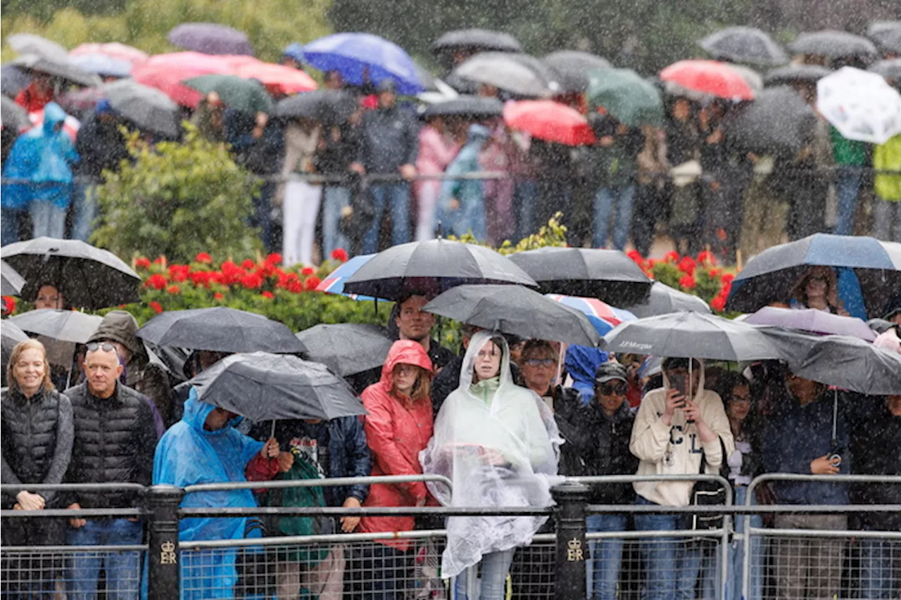 Forte pioggia durante il Trooping the Colour a Londra