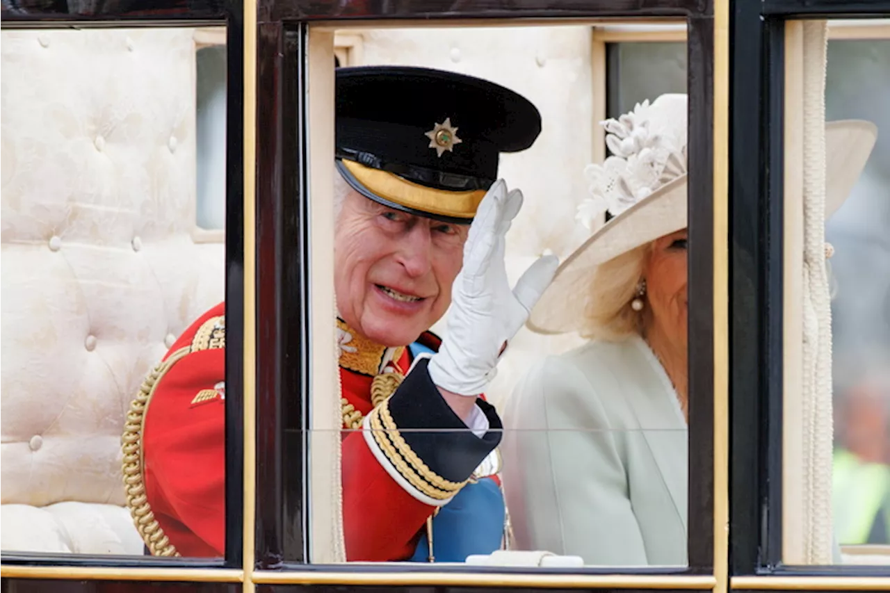 Re Carlo apre parata di Trooping the Colour, c'è anche Kate