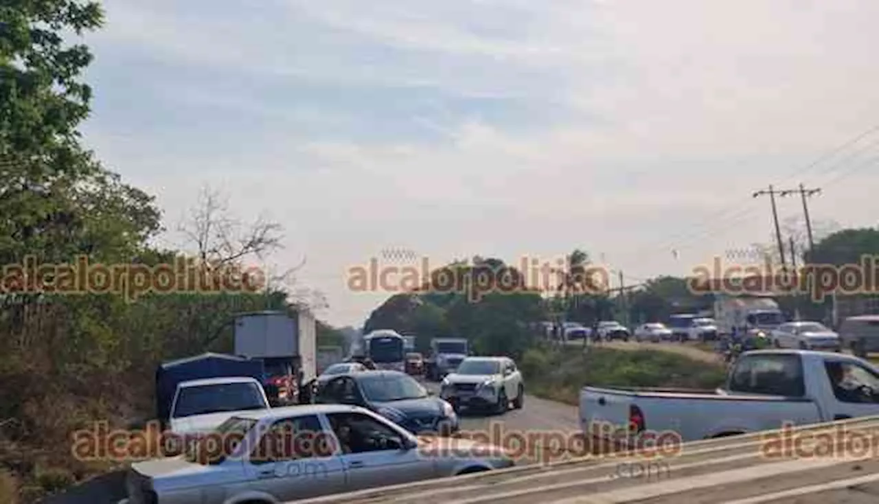 Despojan de vehículos a conductores para levantar bloqueos en Tierra Blanca y Tres Valles