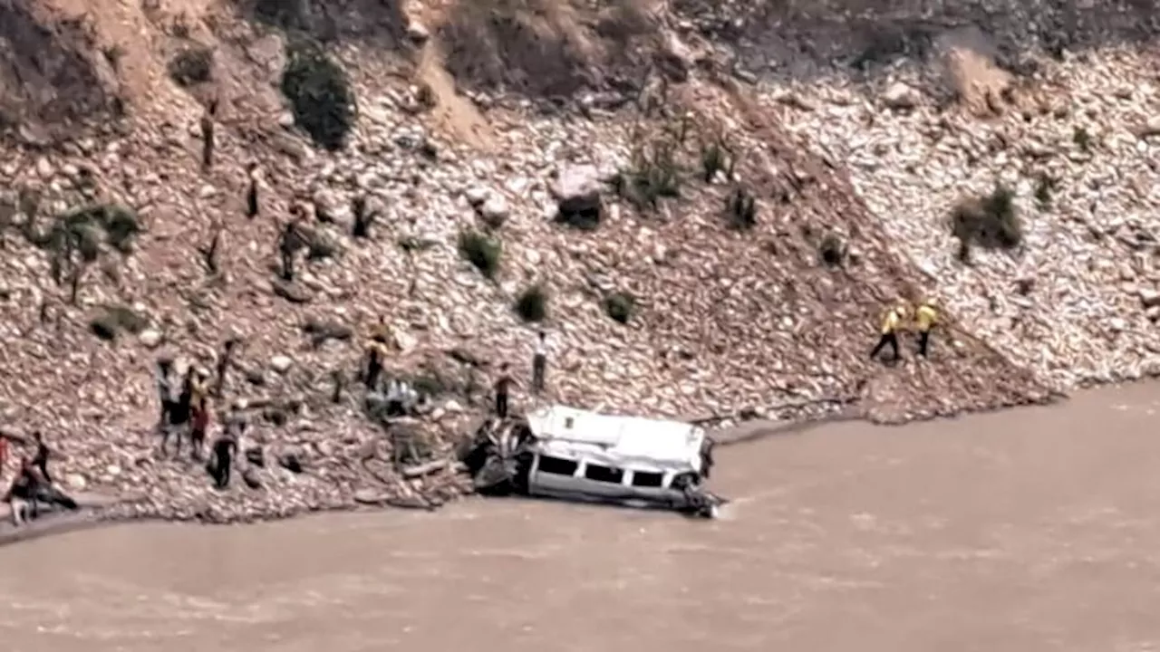 Rudraprayag Accident: उत्तराखंड में बड़ा हादसा, 26 यात्रियों को लेकर जा रहा टैंपो ट्रैवलर अलकनंदा नदी में गिरा