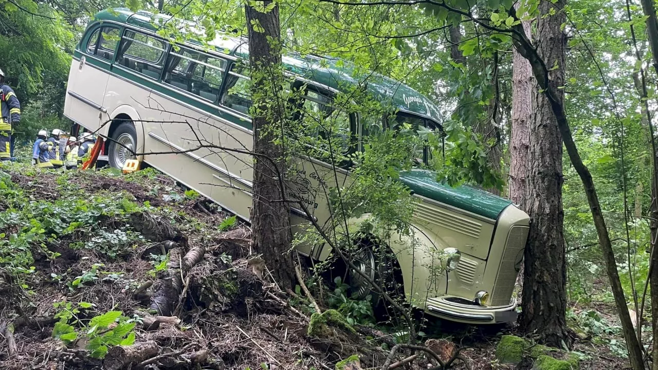 Unglück im Saarland: Oldtimer-Bus quetscht Frau (55) fast zu Tode