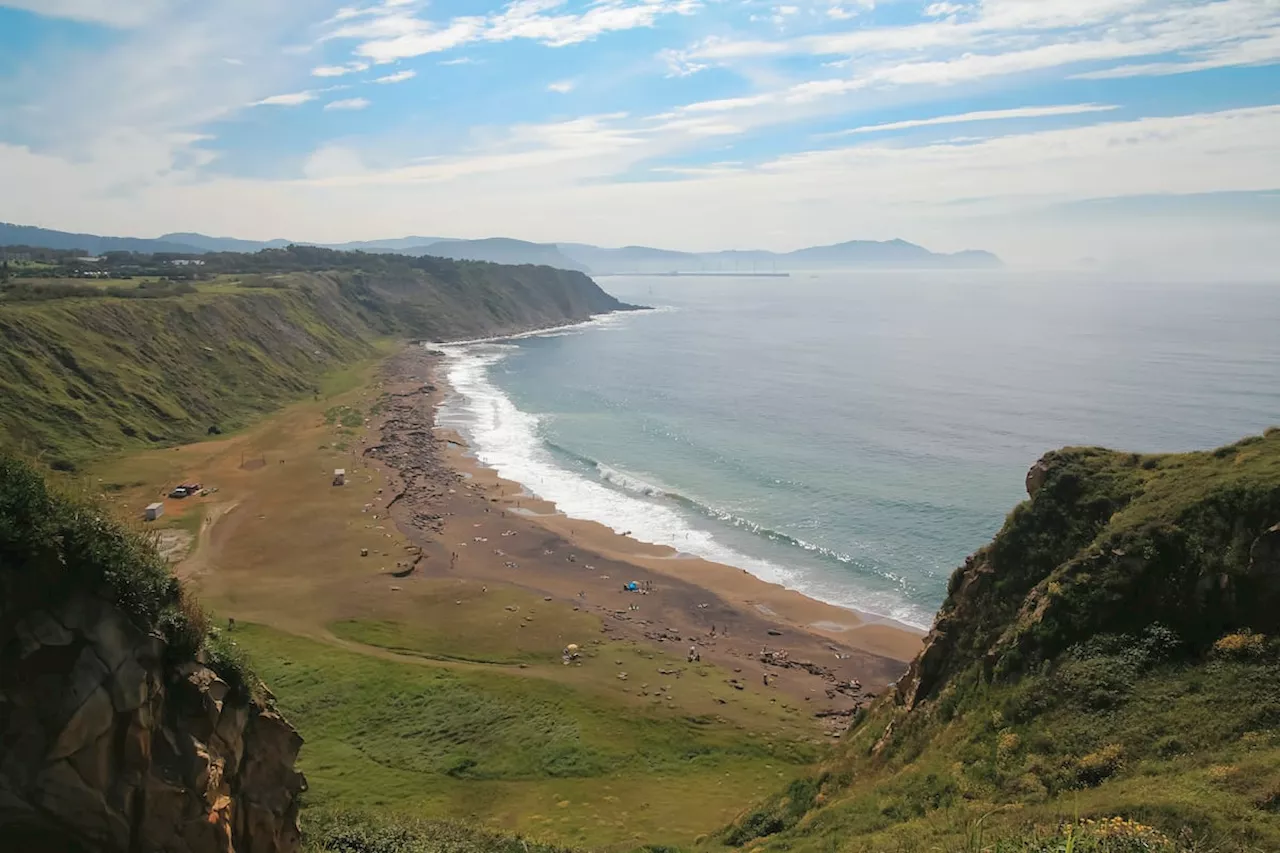 Doce playas españolas enclavadas bajo protectores y bellos acantilados