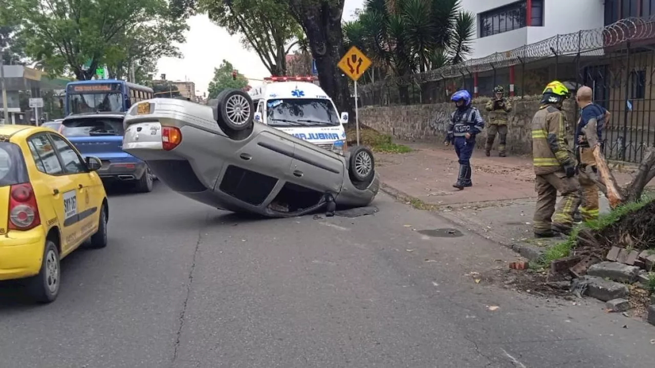 Carro particular se volcó en la localidad de Teusaquillo en Bogotá: autoridades atienden el siniestro