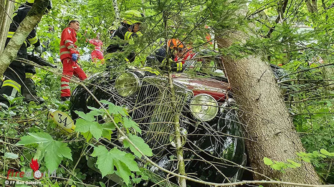 Oö: Personenrettung aus abgestürztem Oldtimer in Bad Goisern