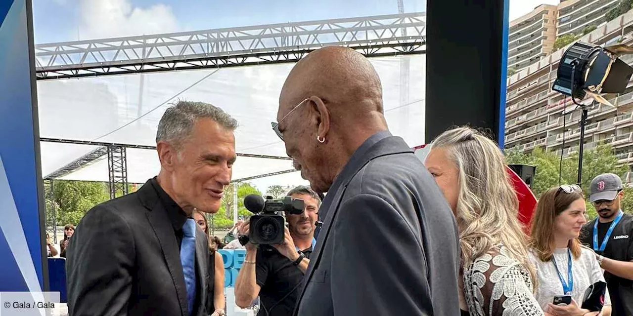 – Morgan Freeman au Festival de Monte-Carlo : au fait, pourquoi porte-t-il un gant ?