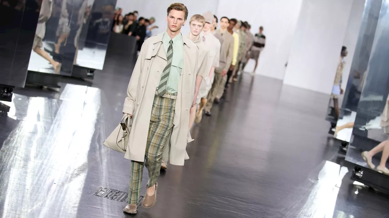 Fashion Week De Milan: Chez Fendi, l'uniforme universitaire règne en ...