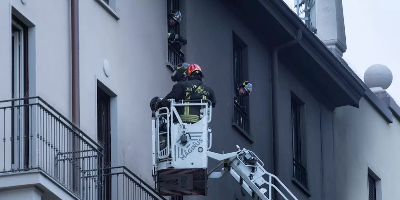 A Milano tre persone sono morte nell’incendio di un palazzo