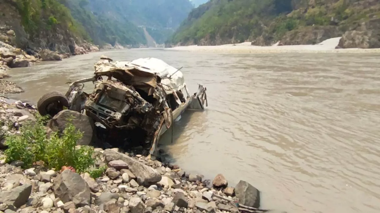 Rudraprayag Accident: नोएडा के यात्रियों को ला रहा टेंपो ट्रैवलर खाई में गिरा, मच गई चीख-पुकार... 23 लोग सवार... आठ की मौत