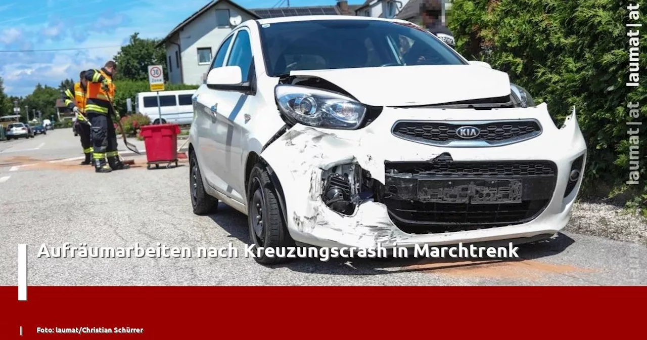 Aufräumarbeiten nach Kreuzungscrash in Marchtrenk