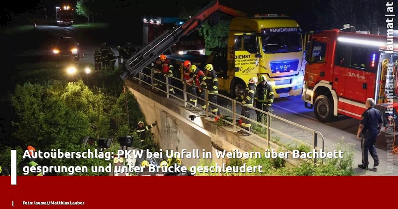 Autoüberschlag: PKW bei Unfall in Weibern über Bachbett gesprungen und unter Brücke geschleudert